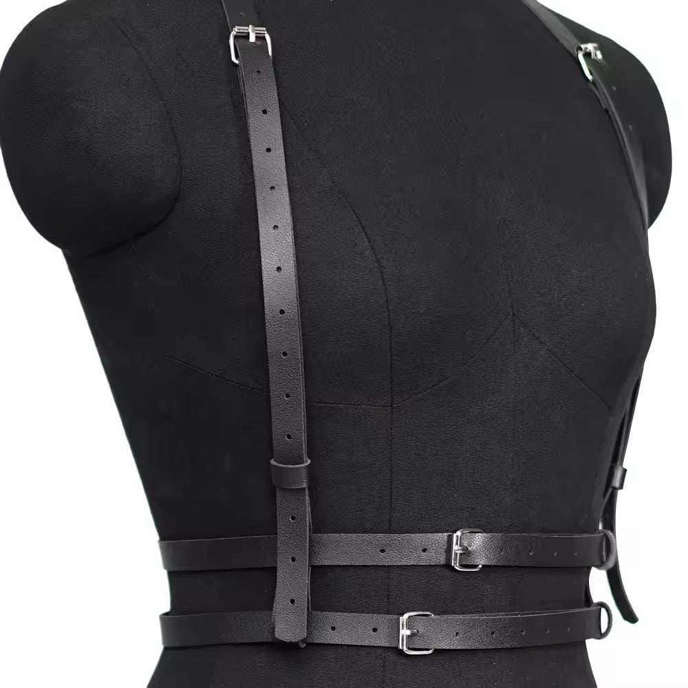 Harness de corpo preto, ajustável para cintura de 65 a 94cm, com fivelas metálicas.
