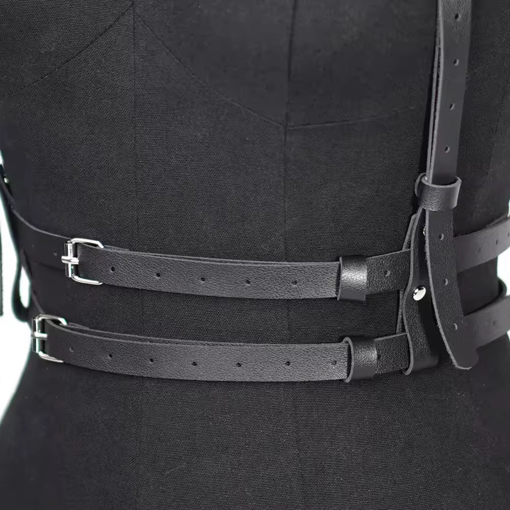 Harness de corpo preto, ajustável para cintura de 65 a 94cm, com fivelas metálicas.