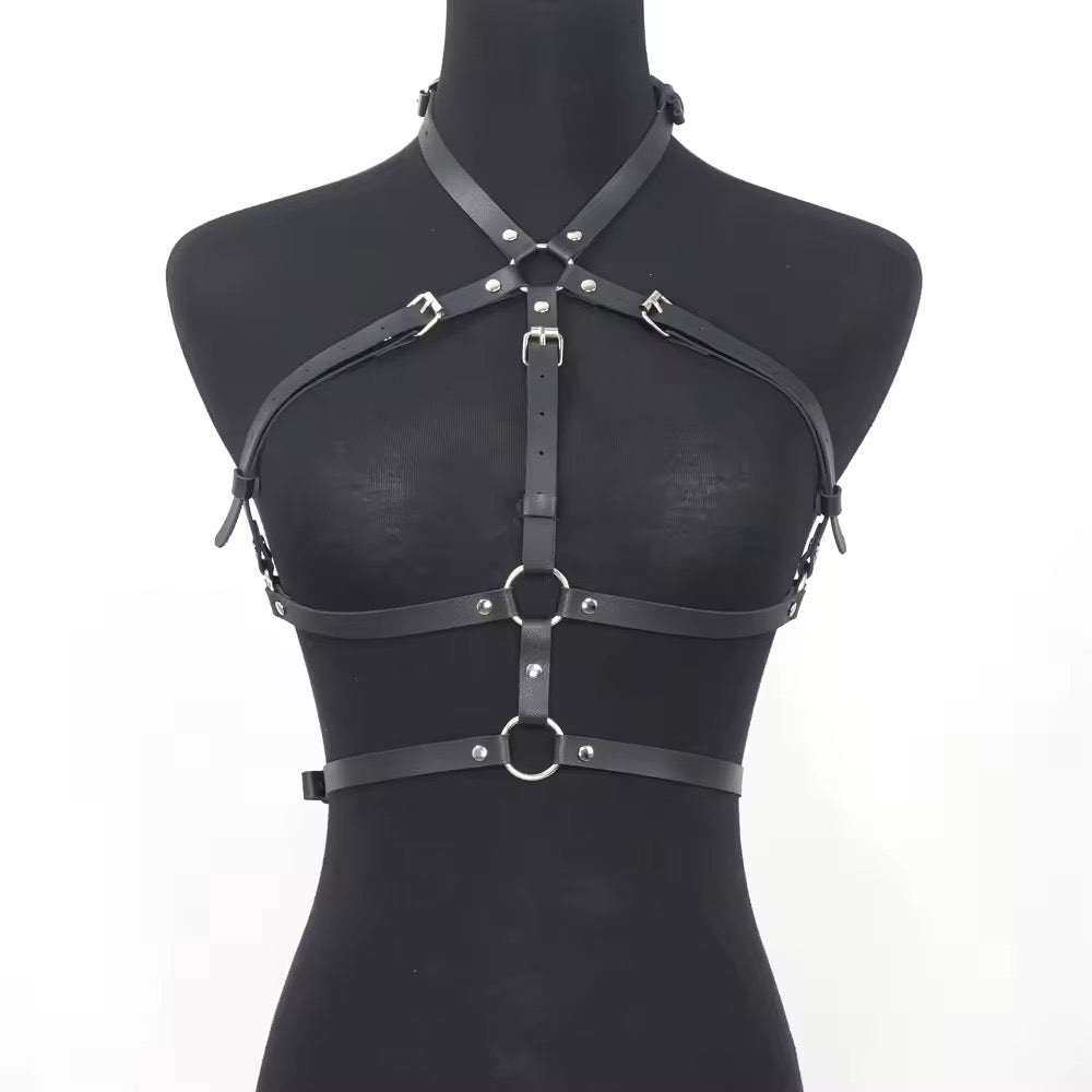 Harness de corpo preto, ajustável para cintura de 65 a 94cm, com fivelas metálicas.