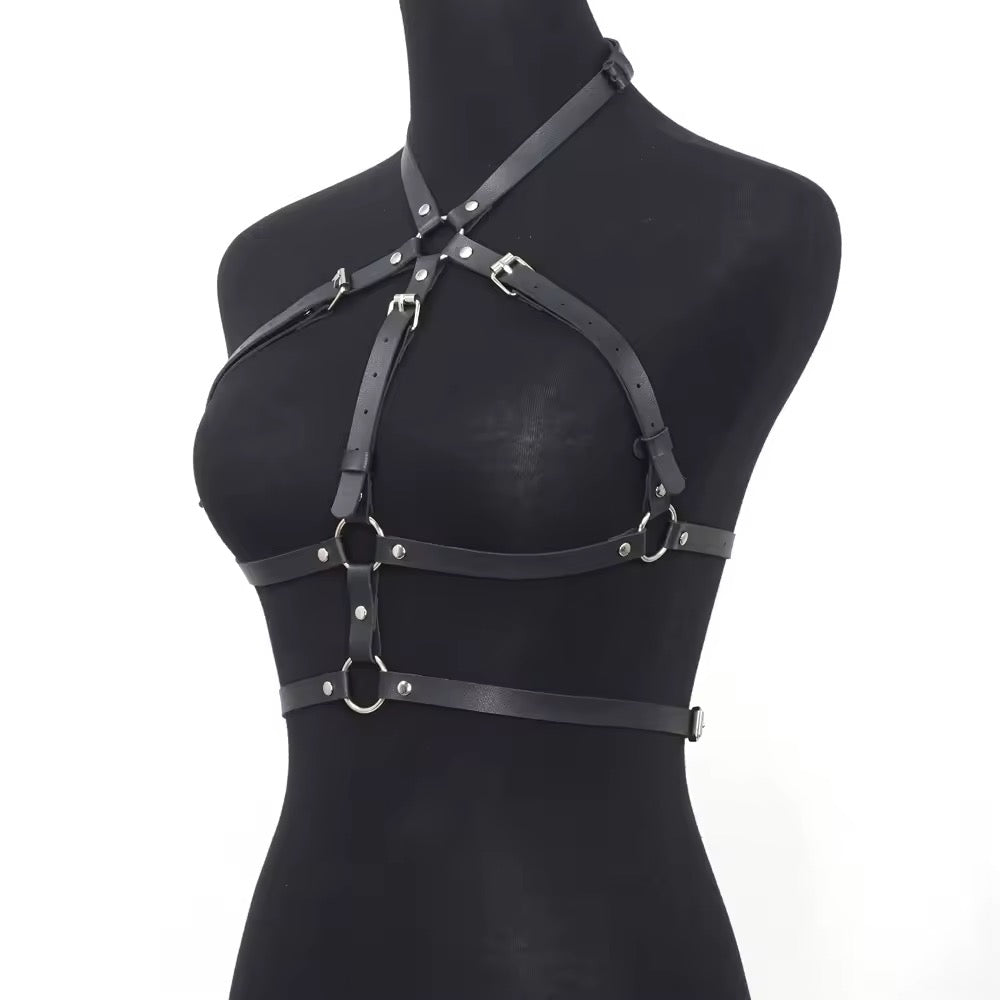 Harness de corpo preto, ajustável para cintura de 65 a 94cm, com fivelas metálicas.
