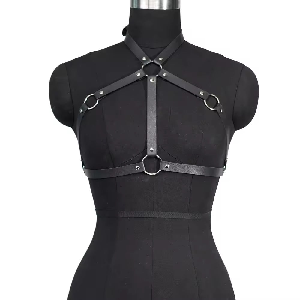 Harness de corpo preto, ajustável para cintura de 65 a 94cm, com fivelas metálicas.