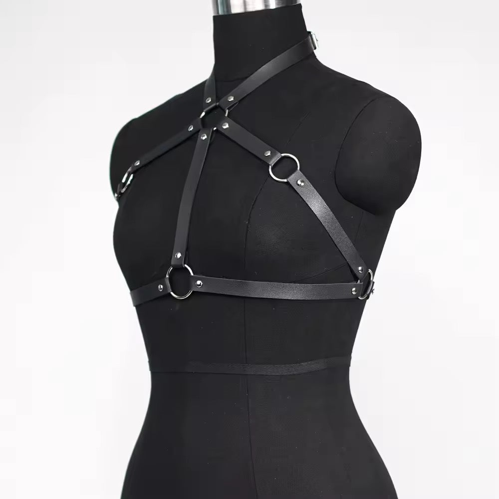Harness de corpo preto, ajustável para cintura de 65 a 94cm, com fivelas metálicas.