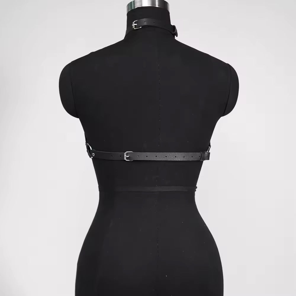 Harness de corpo preto, ajustável para cintura de 65 a 94cm, com fivelas metálicas.