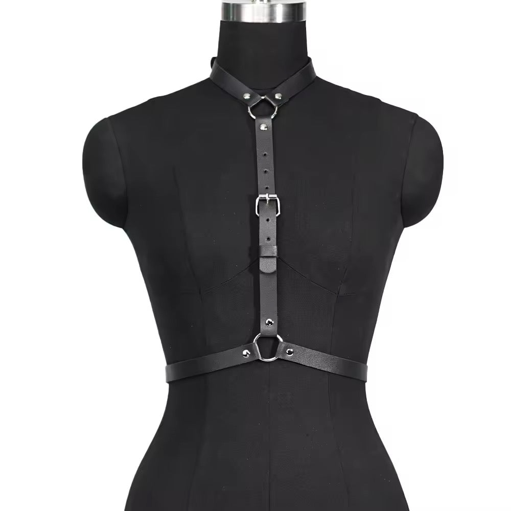 Harness de corpo preto, ajustável para cintura de 65 a 94cm, com fivelas metálicas.