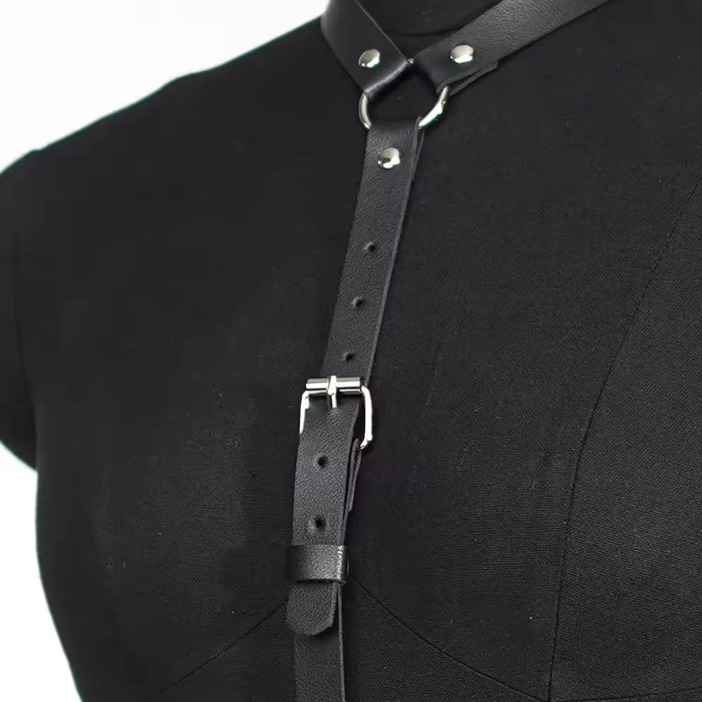 Harness de corpo preto, ajustável para cintura de 65 a 94cm, com fivelas metálicas.