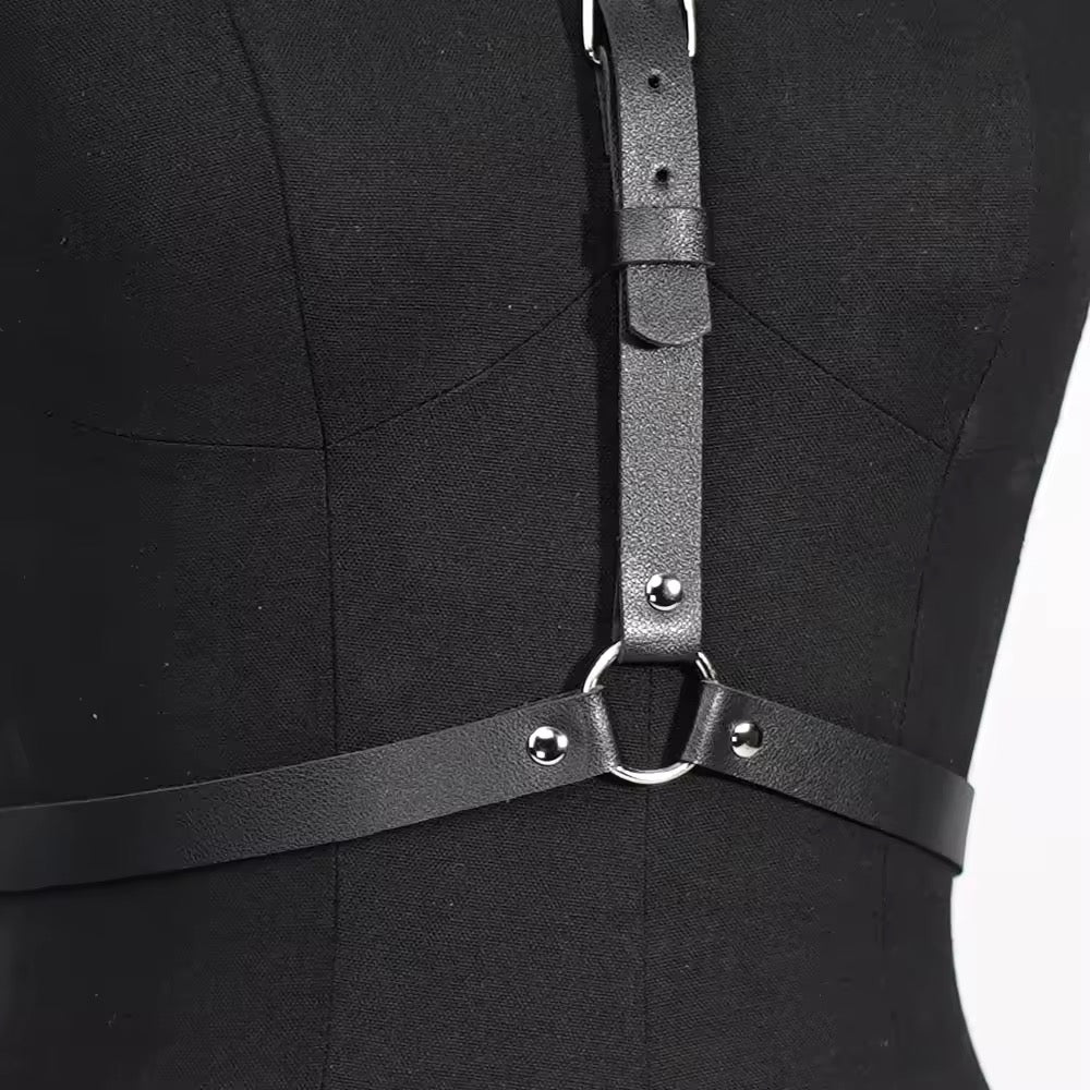 Harness de corpo preto, ajustável para cintura de 65 a 94cm, com fivelas metálicas.