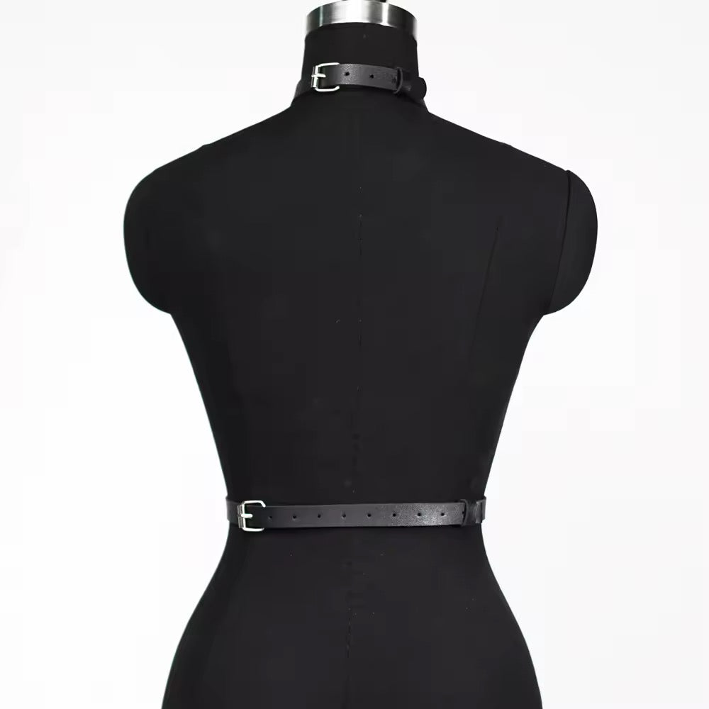 Harness de corpo preto, ajustável para cintura de 65 a 94cm, com fivelas metálicas.