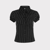 Blusa Office Siren listrada preta com caimento elegante, vista de frente.