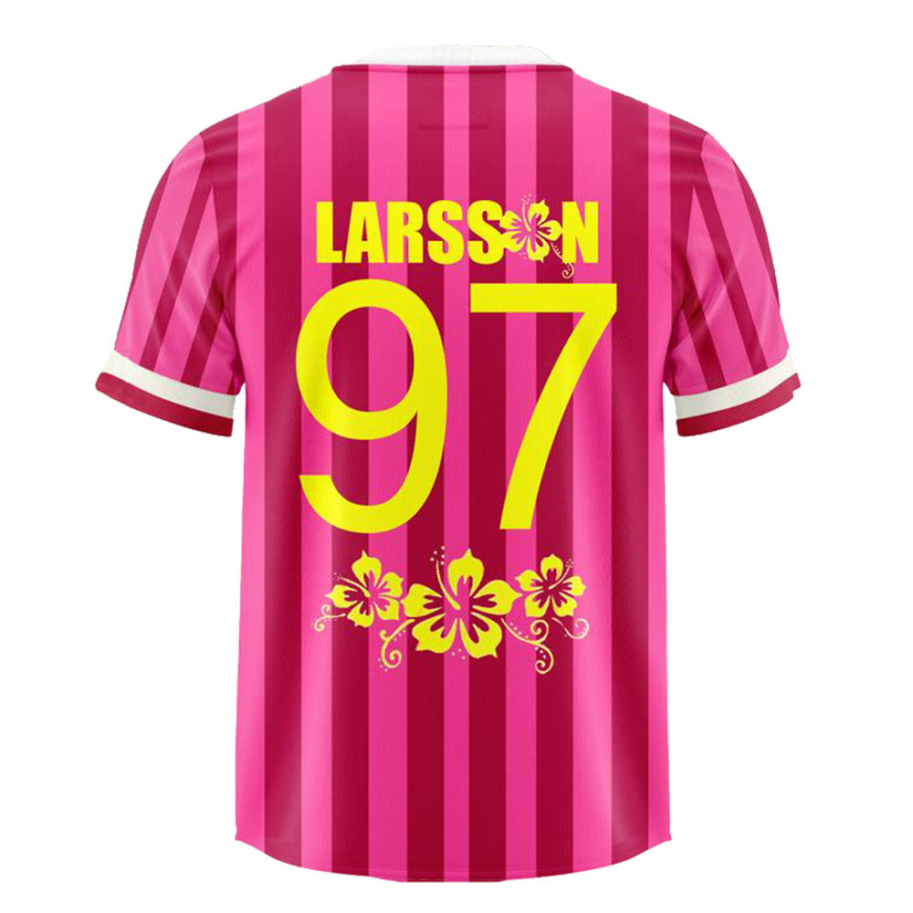 Camisa estilo jersey de futebol rosa com listras verticais, gola V branca e estampa Midnight Sun com flor amarela