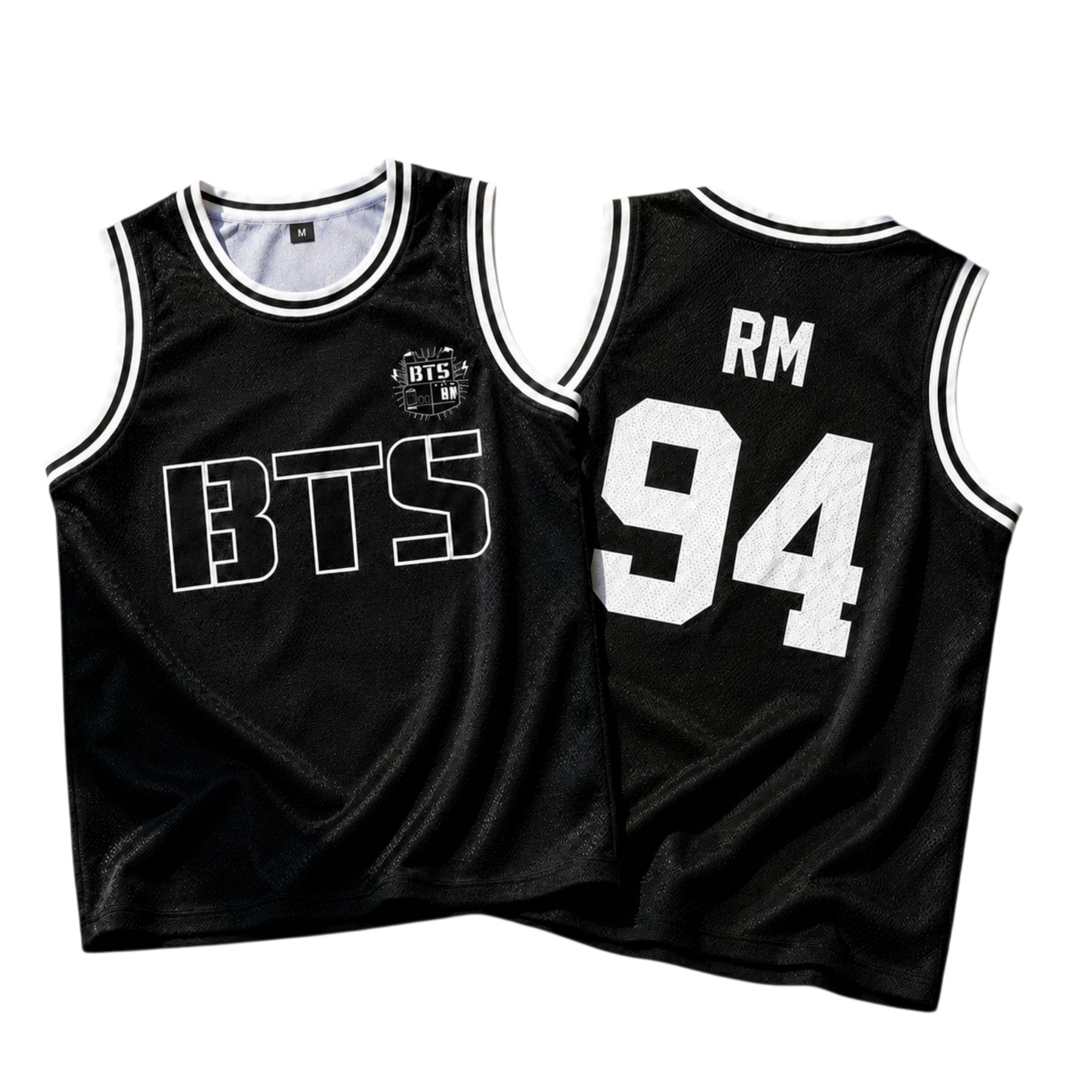 Regata preta estilo basquete com detalhes listrados na gola e estampa BTS frontal e número traseiro