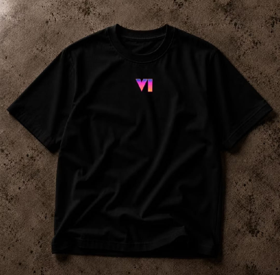 Camiseta preta de algodão do GTA VI com logo no peito e estampa dos personagens em Vice City nas costas
