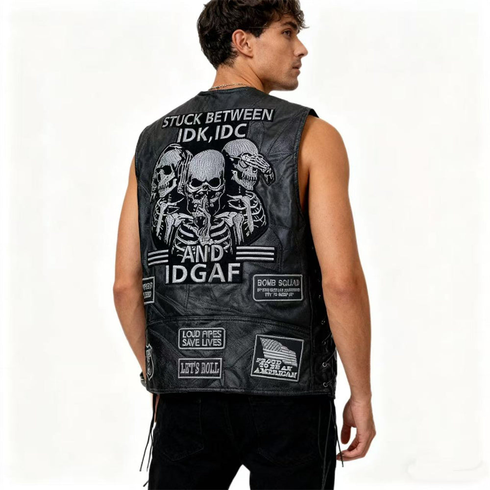 Colete de couro preto masculino estilo biker com patches bordados de caveiras, escritas e trançado lateral com cordão
