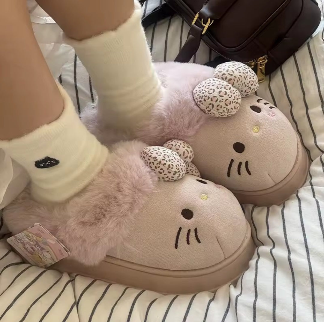 Chinelo estilo slide com estampa de oncinha e rosto da Hello Kitty