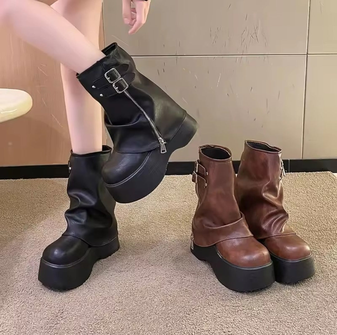 Botas biker preta e marrom de cano curto com plataforma tratorada, zíper lateral e fivelas duplas