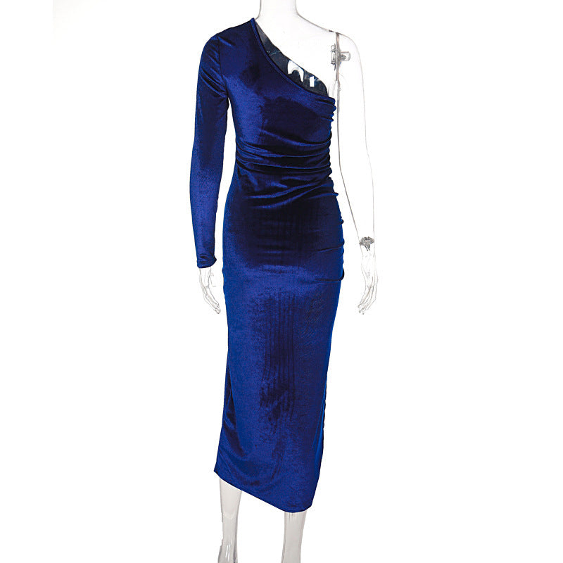 Vestido longo azul royal em veludo com modelagem de um ombro só, manga longa, drapeado lateral e fenda na perna