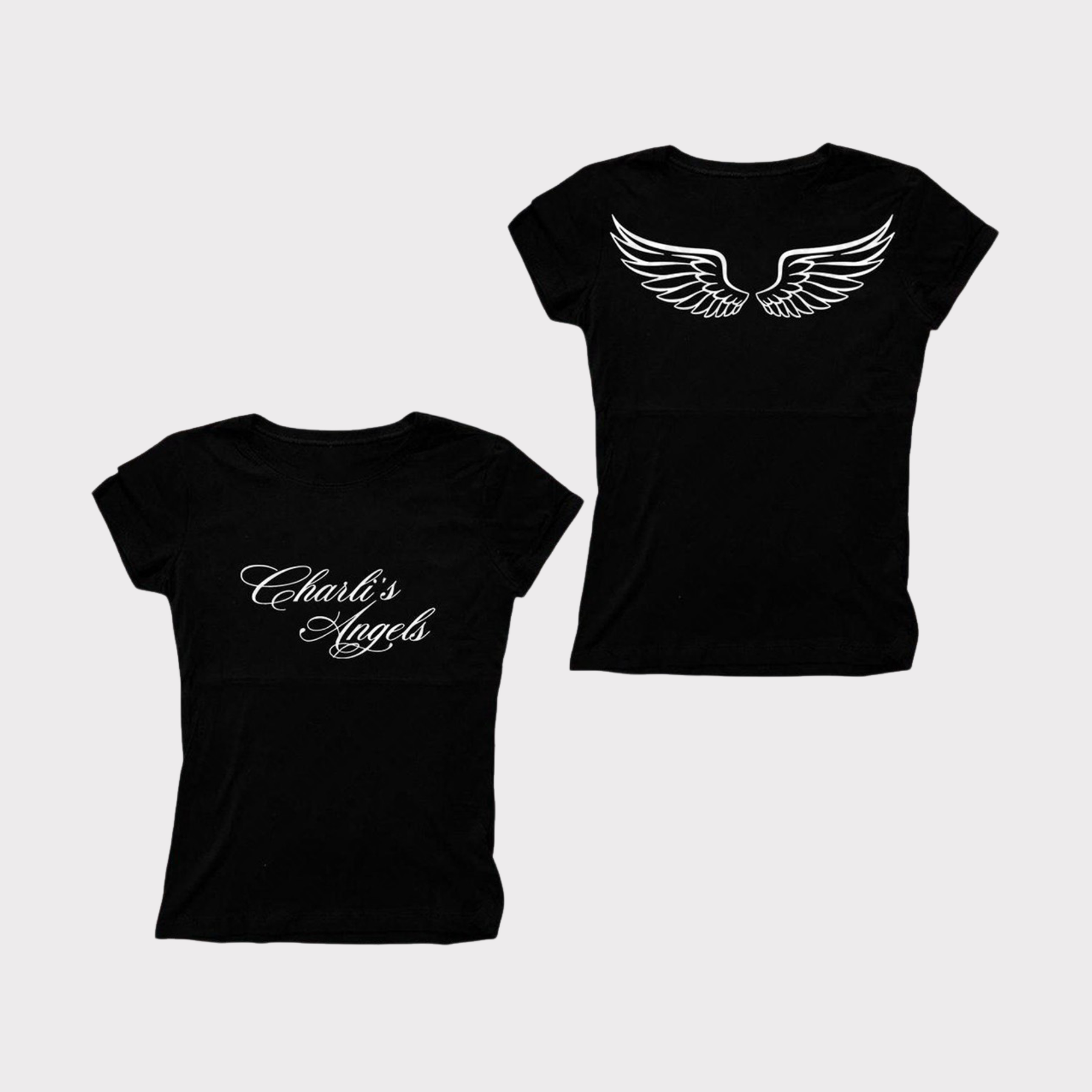 Baby tee preta com a escrita Charli's Angels em caligrafia branca no peito e asas de anjo estampadas nas costas