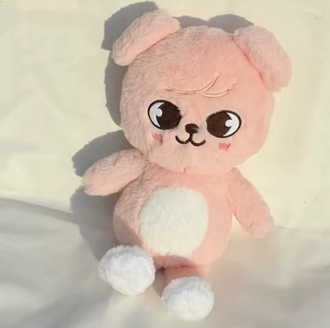 Pelúcia grande do personagem SKZOO Teddy em exibição colecionável