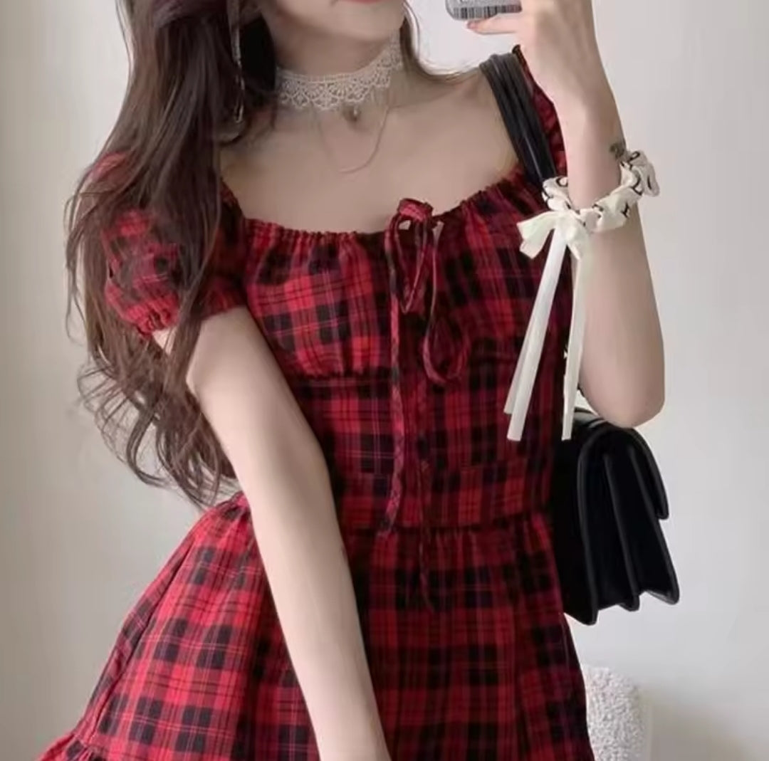 Vestido com estampa xadrez vermelha e preta de mangas curtas e corte acinturado