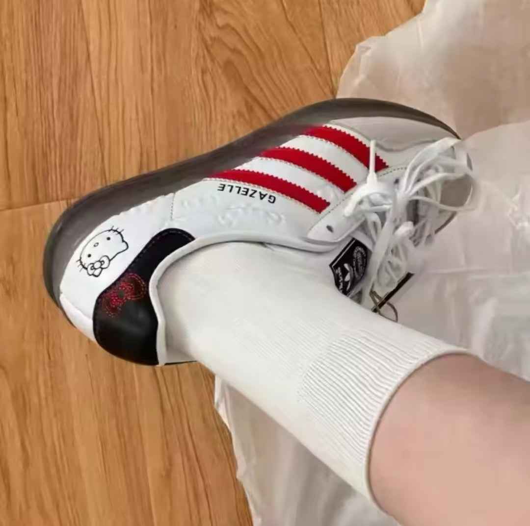 TÊNIS ADIDAS GAZELLE HELLO KITTY - Loja Bee Fancy