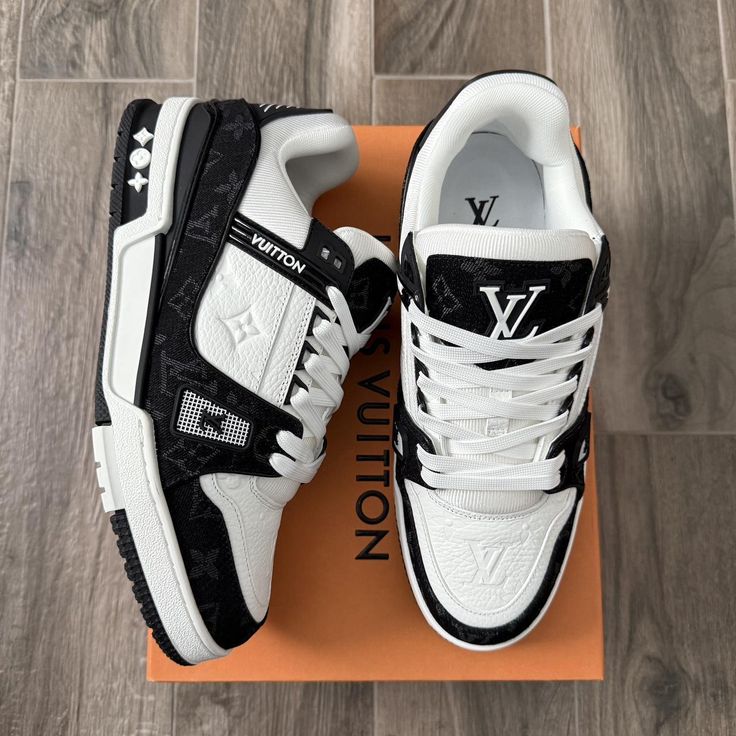 Tênis LV Trainer Preto e Branco - Loja Bee Fancy