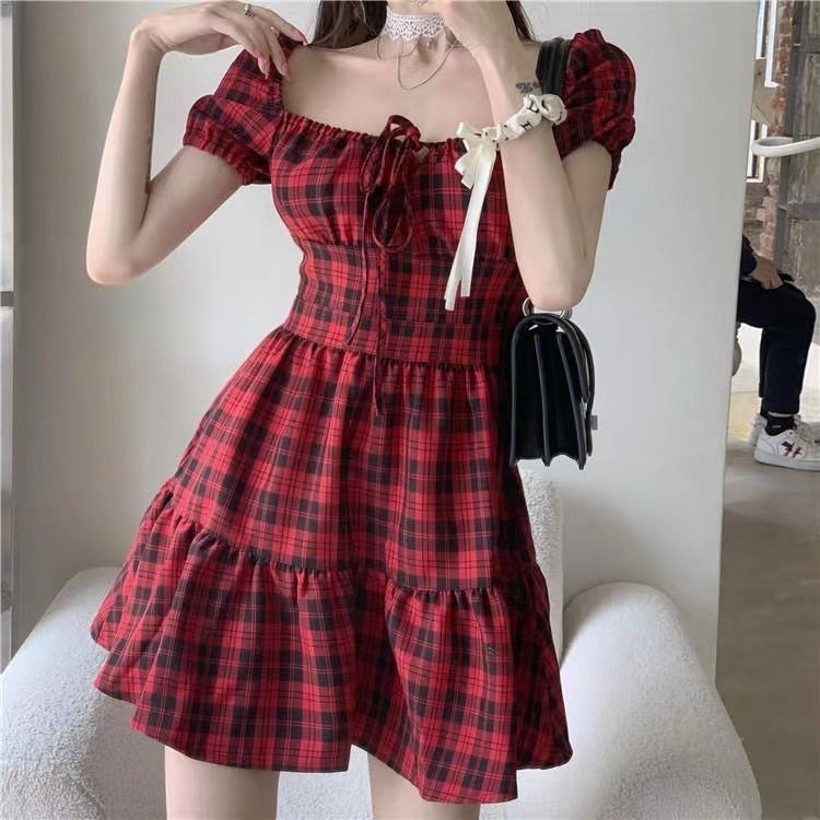 Vestido com estampa xadrez vermelha e preta de mangas curtas e corte acinturado