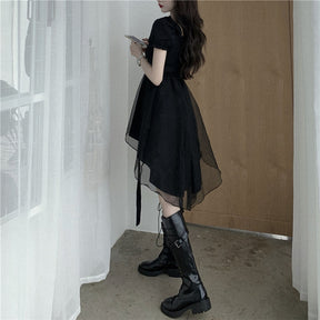 Vestido preto curto de mangas bufantes com decote quadrado e saia fluida sobreposta