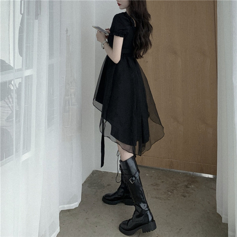 Vestido preto curto de mangas bufantes com decote quadrado e saia fluida sobreposta