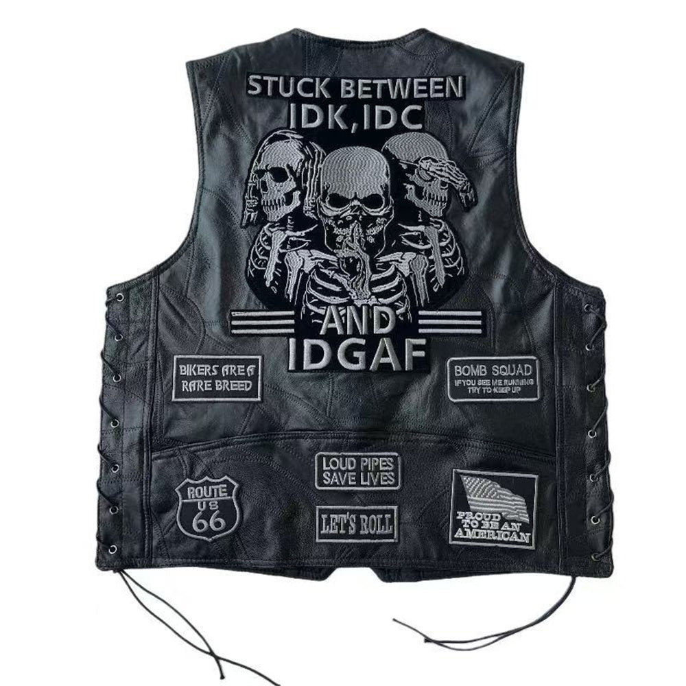 Colete de couro preto masculino estilo biker com patches bordados de caveiras, escritas e trançado lateral com cordão