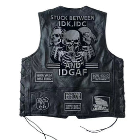 Colete de couro preto masculino estilo biker com patches bordados de caveiras, escritas e trançado lateral com cordão