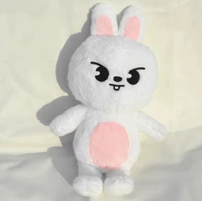 Pelúcia grande do personagem SKZOO Teddy em exibição colecionável