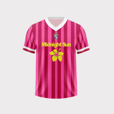 Camisa estilo jersey de futebol rosa com listras verticais, gola V branca e estampa Midnight Sun com flor amarela