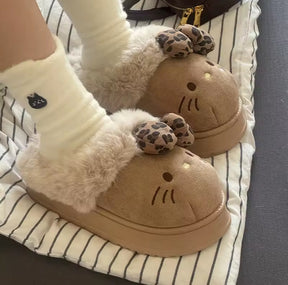 Chinelo estilo slide com estampa de oncinha e rosto da Hello Kitty