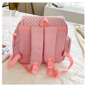 Mochila rosa e branca com estampas em exibição 