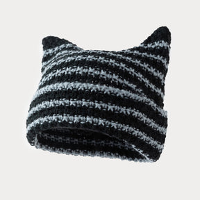 Gorro com pontas superiores no formato de orelhas de gato em exibição frontal