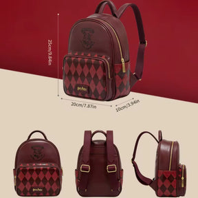 Mini mochila estruturada do Harry Potter com bolso frontal em estampa de losangos e brasão gravado no painel superior