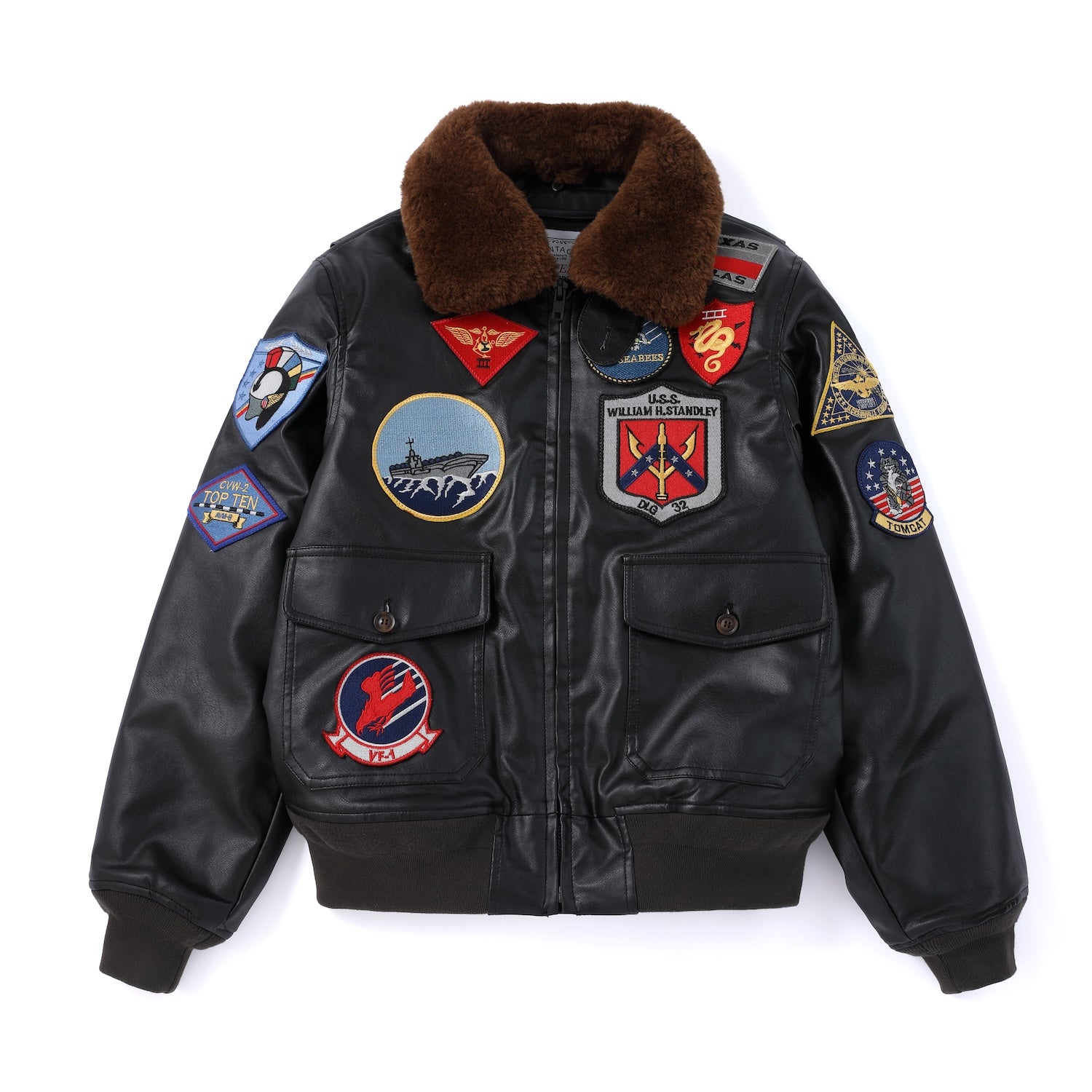 Jaqueta bomber preta com gola de pelo marrom e diversos patches militares no peito, costas e mangas
