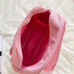 Mochila rosa e branca com estampas em exibição 