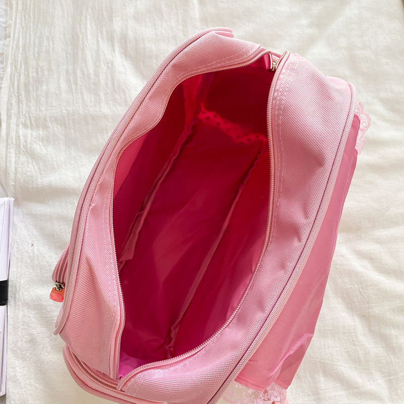 Mochila rosa e branca com estampas em exibição 