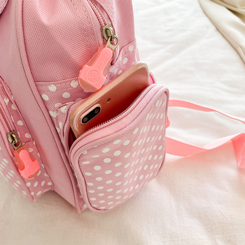 Mochila rosa e branca com estampas em exibição 