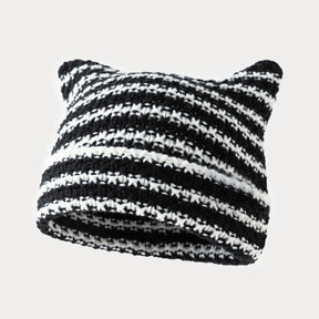 Gorro com pontas superiores no formato de orelhas de gato em exibição frontal