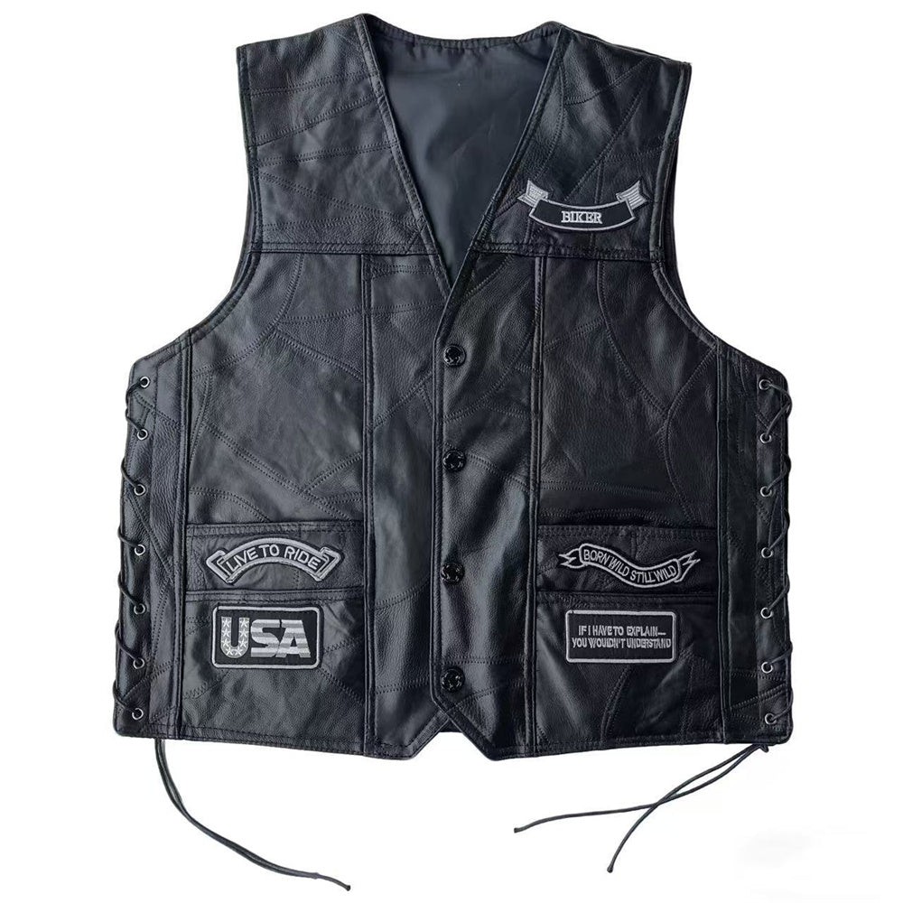 Colete de couro preto masculino estilo biker com patches bordados de caveiras, escritas e trançado lateral com cordão
