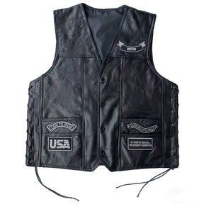 Colete de couro preto masculino estilo biker com patches bordados de caveiras, escritas e trançado lateral com cordão