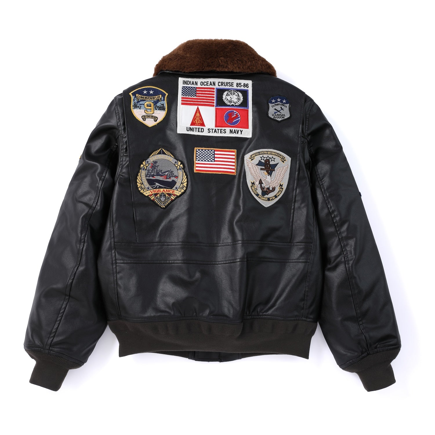 Jaqueta bomber preta com gola de pelo marrom e diversos patches militares no peito, costas e mangas