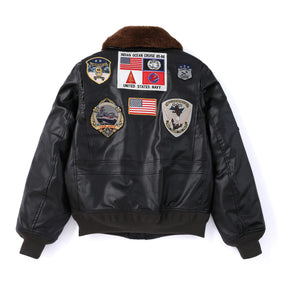 Jaqueta bomber preta com gola de pelo marrom e diversos patches militares no peito, costas e mangas