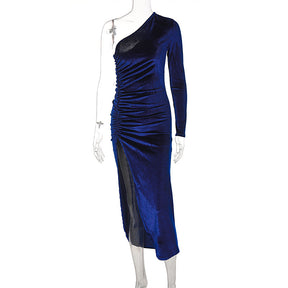 Vestido longo azul royal em veludo com modelagem de um ombro só, manga longa, drapeado lateral e fenda na perna