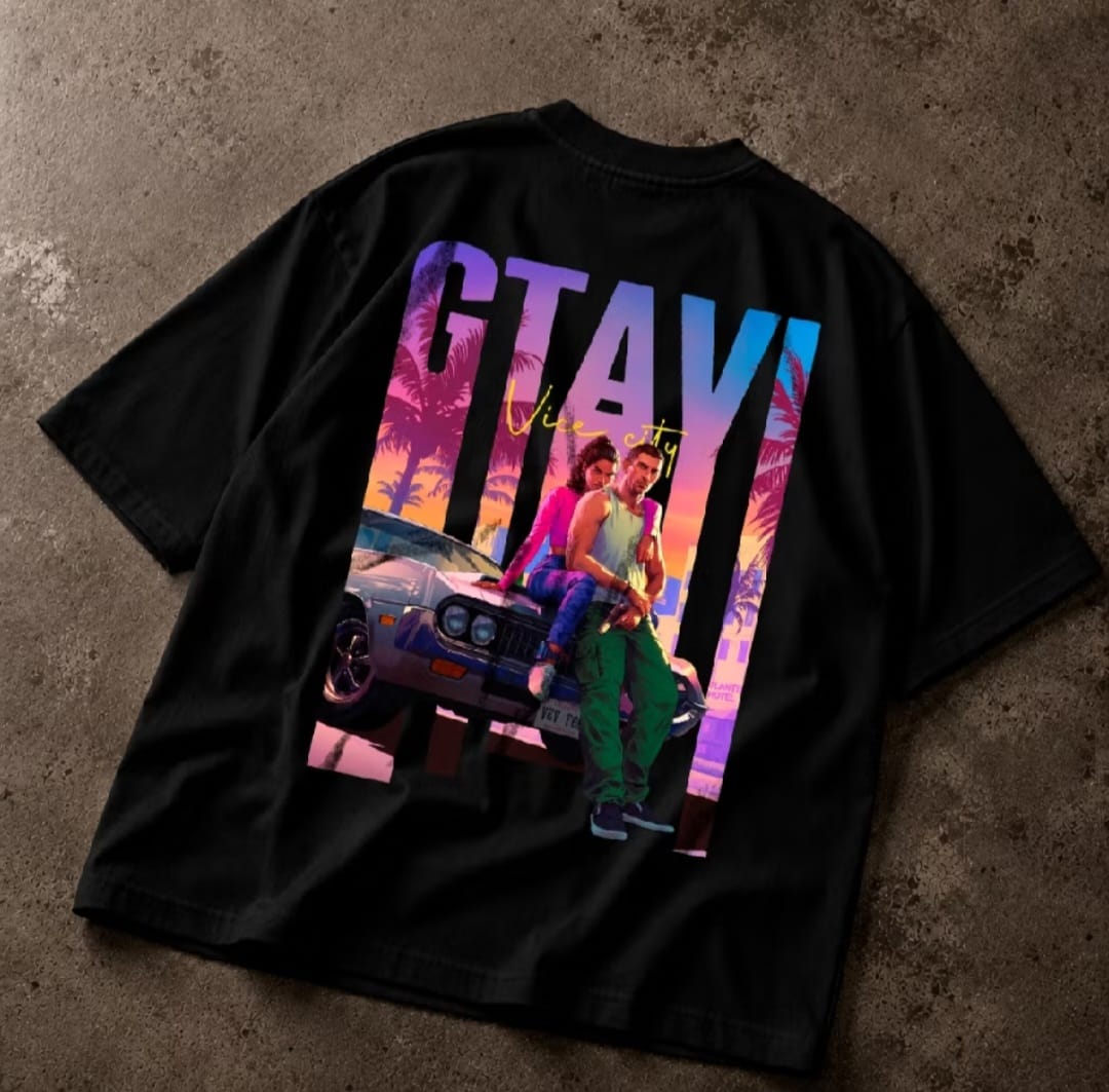 Camiseta preta de algodão do GTA VI com logo no peito e estampa dos personagens em Vice City nas costas