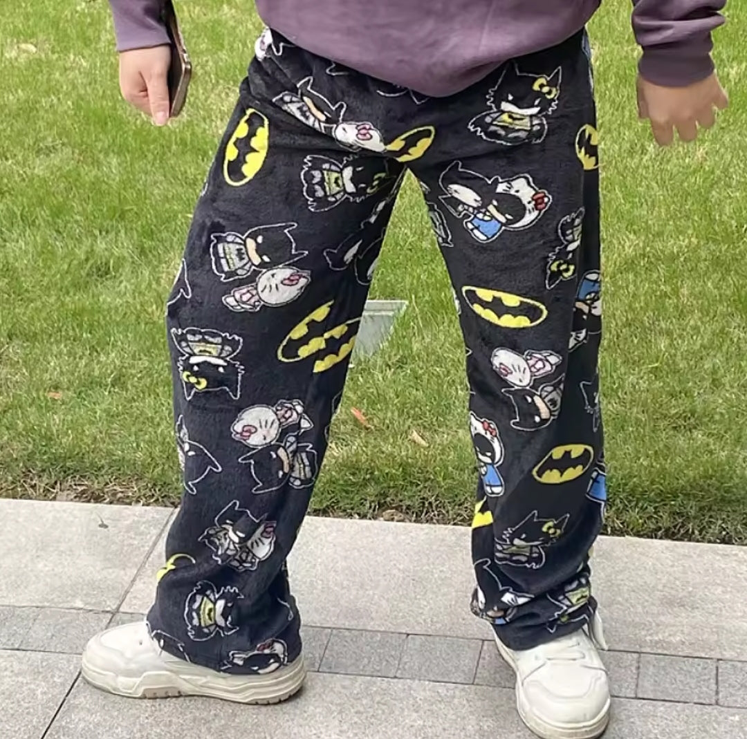 Calça preta com estampa crossover da Hello Kitty Batman