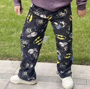 Calça preta com estampa crossover da Hello Kitty Batman