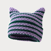 Gorro com pontas superiores no formato de orelhas de gato em exibição frontal