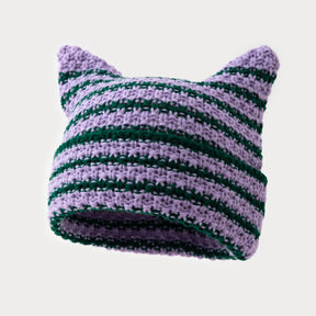 Gorro com pontas superiores no formato de orelhas de gato em exibição frontal
